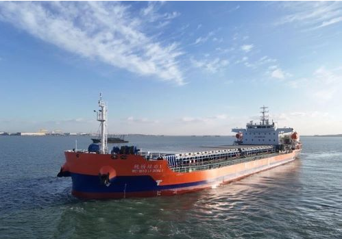 国内首艘近海航区新能源散货船完成试航